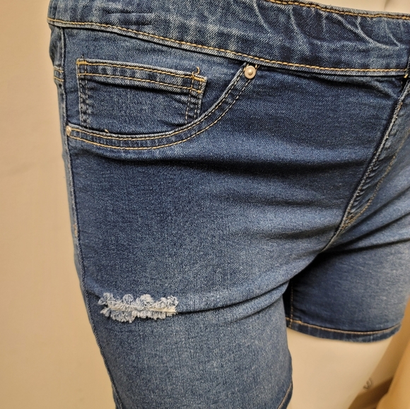 Plus size jean shorts - Picture 5 of 6